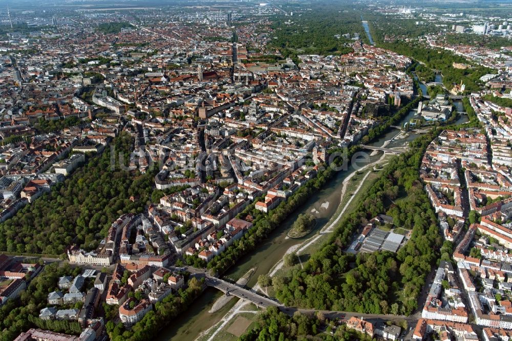 München von oben - Stadtansicht am Ufer des Flussverlaufes der Isar mit Blick auf die Altstadt in München im Bundesland Bayern, Deutschland