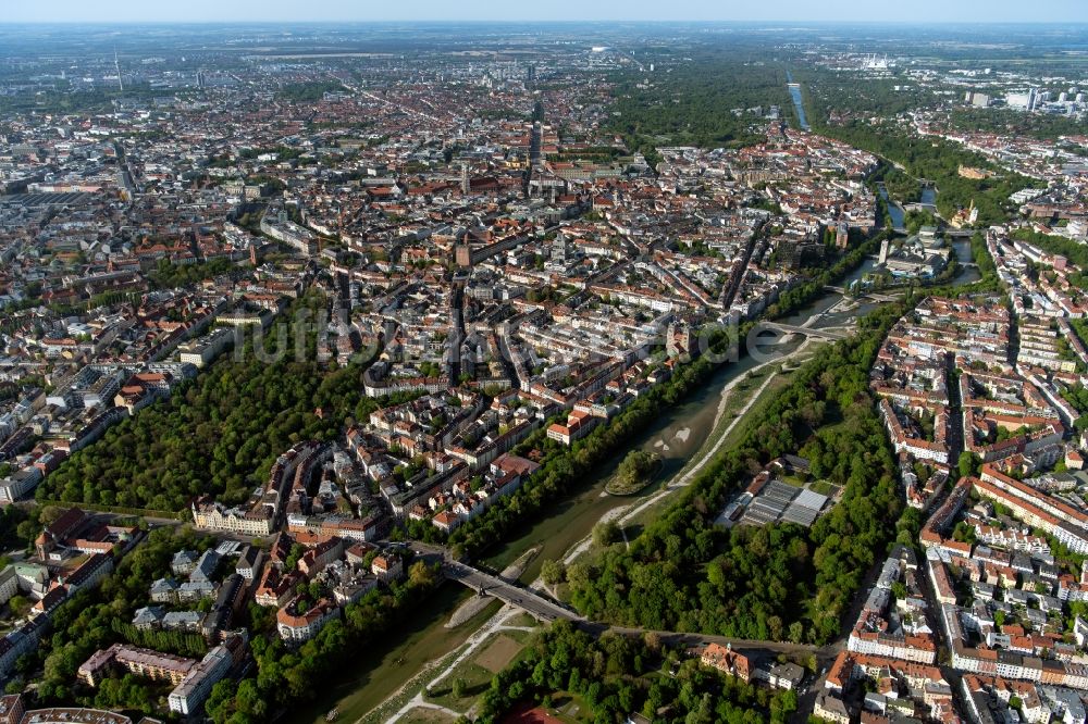 München aus der Vogelperspektive: Stadtansicht am Ufer des Flussverlaufes der Isar mit Blick auf die Altstadt in München im Bundesland Bayern, Deutschland