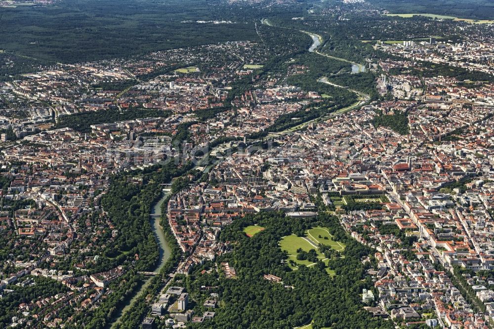 Luftaufnahme München - Stadtansicht am Ufer des Flußverlaufes der Isar in München im Bundesland Bayern, Deutschland