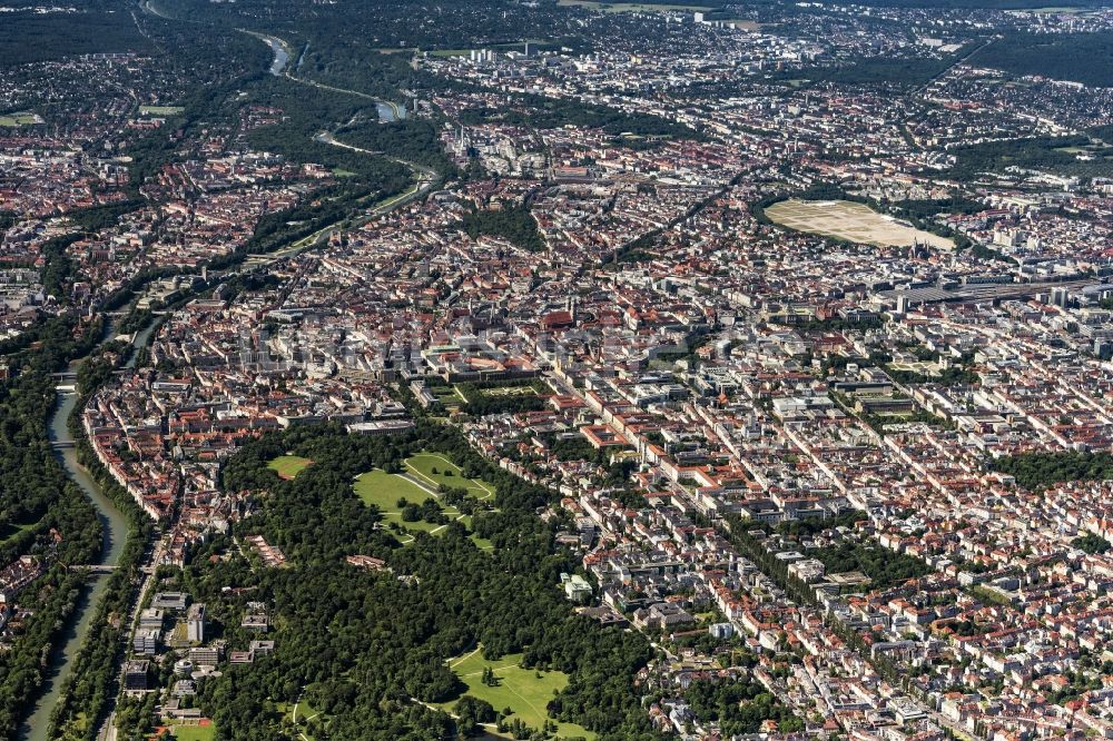 Luftaufnahme München - Stadtansicht am Ufer des Flußverlaufes der Isar in München im Bundesland Bayern, Deutschland