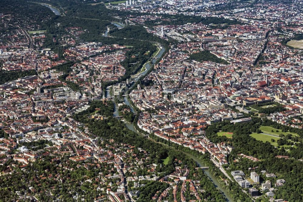 München aus der Vogelperspektive: Stadtansicht am Ufer des Flußverlaufes der Isar in München im Bundesland Bayern, Deutschland