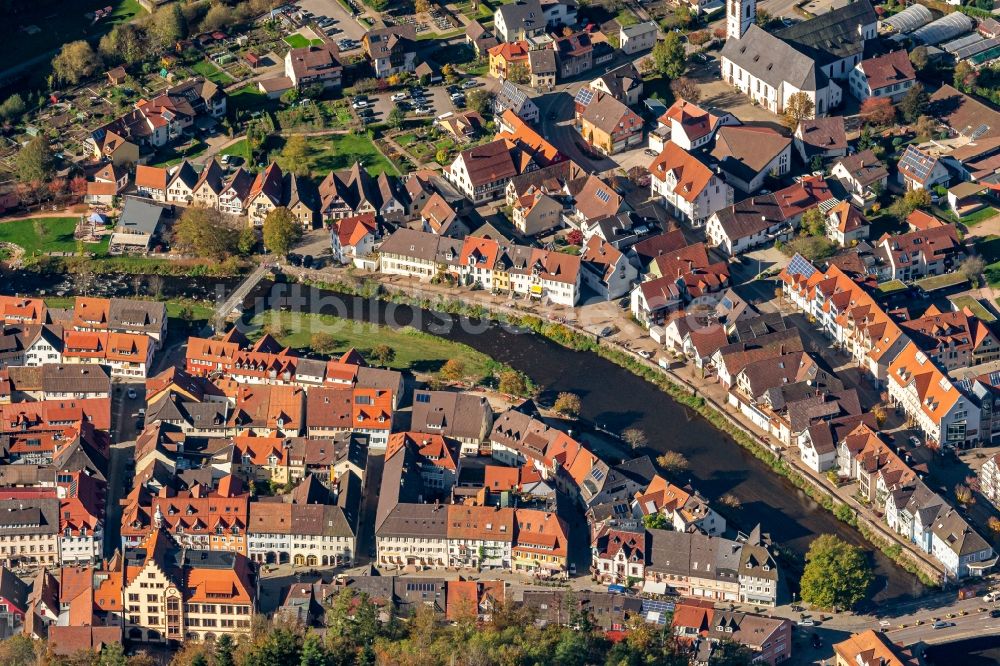 Luftaufnahme Wolfach - Stadtansicht am Ufer des Flußverlaufes der Kinzig in Wolfach im Bundesland Baden-Württemberg, Deutschland