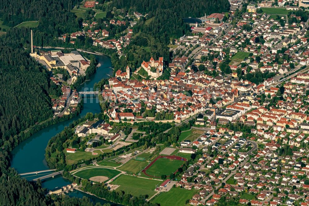 Füssen von oben - Stadtansicht am Ufer des Flußverlaufes der Lech in Füssen im Bundesland Bayern, Deutschland