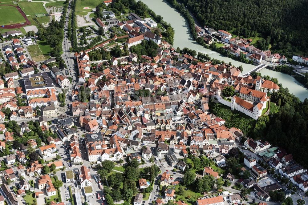 Füssen von oben - Stadtansicht am Ufer des Flußverlaufes der Lech in Füssen im Bundesland Bayern, Deutschland