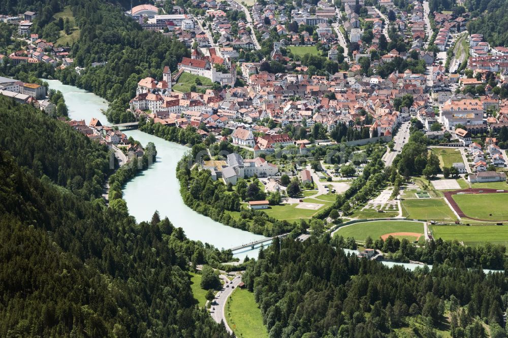 Luftbild Füssen - Stadtansicht am Ufer des Flußverlaufes des Lech in Füssen im Bundesland Bayern, Deutschland