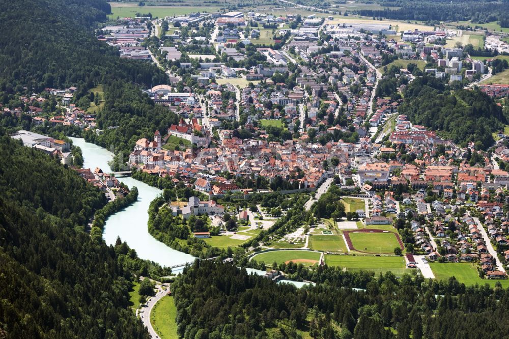 Luftaufnahme Füssen - Stadtansicht am Ufer des Flußverlaufes des Lech in Füssen im Bundesland Bayern, Deutschland