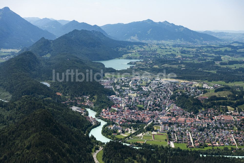 Füssen von oben - Stadtansicht am Ufer des Flußverlaufes des Lech in Füssen im Bundesland Bayern, Deutschland