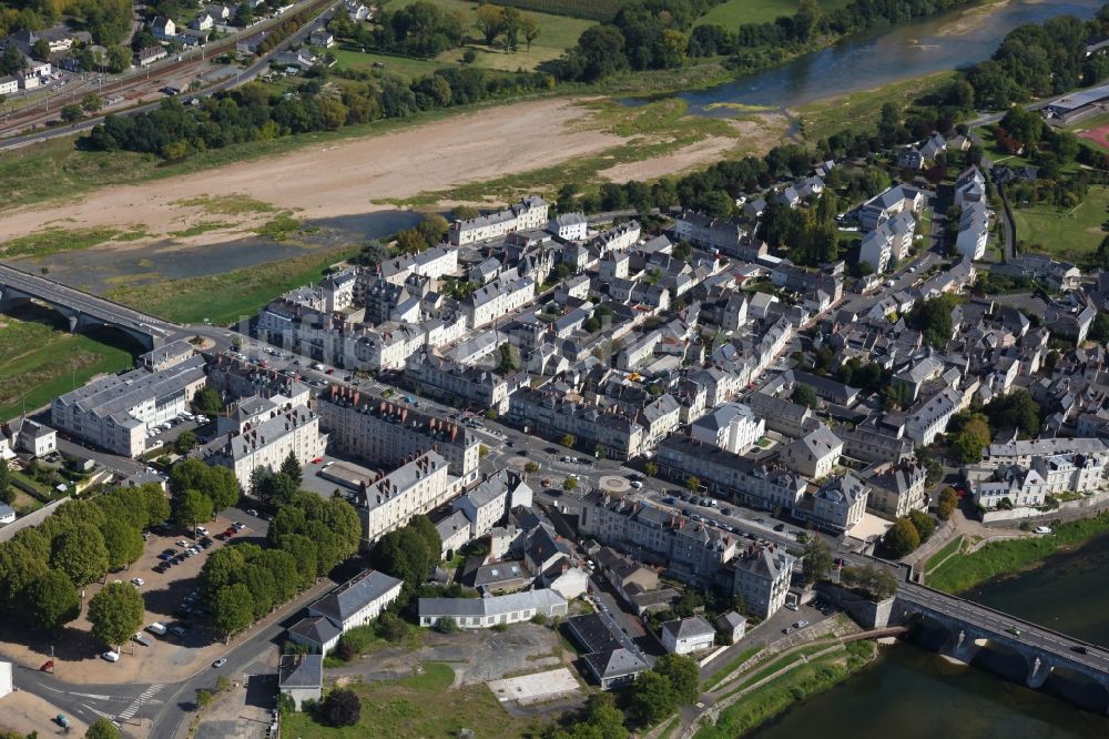 Saumur aus der Vogelperspektive: Stadtansicht am Ufer des Flußverlaufes der Loire in Saumur in Pays de la Loire, Frankreich