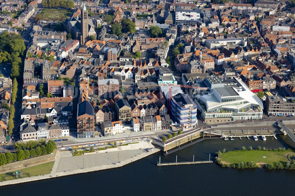 Luftaufnahme Venlo - Stadtansicht am Ufer des Flußverlaufes der Maas in Venlo in Limburg, Niederlande