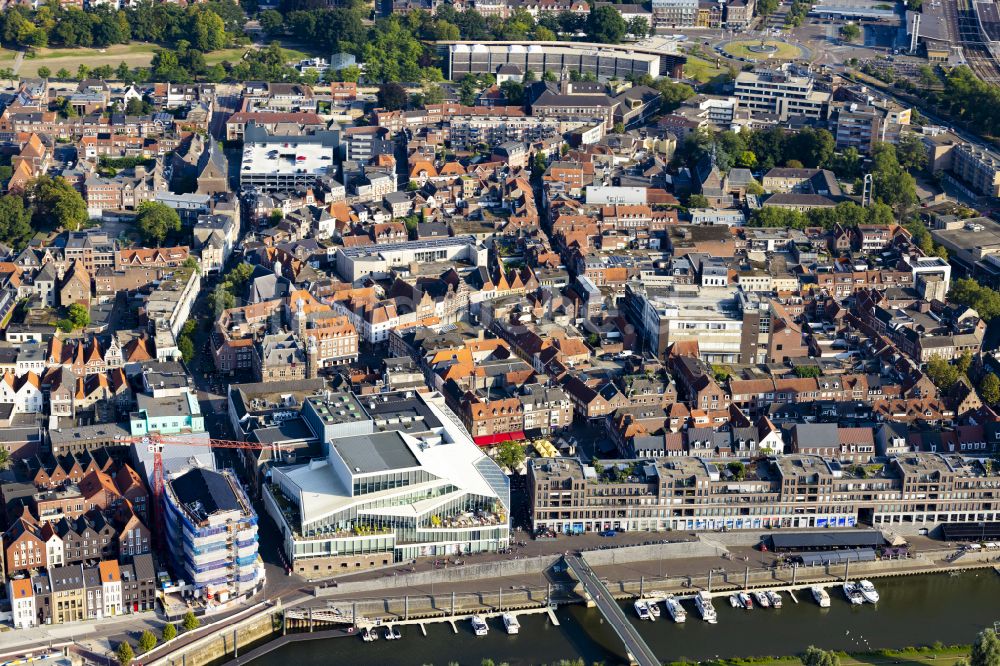 Luftbild Venlo - Stadtansicht am Ufer des Flußverlaufes der Maas in Venlo in Limburg, Niederlande