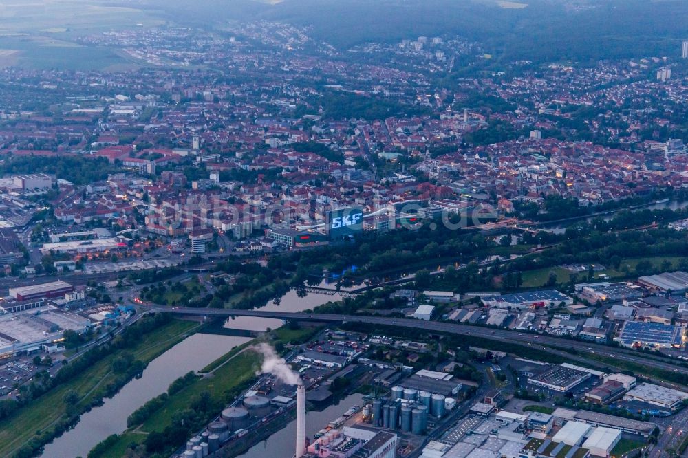 Schweinfurt von oben - Stadtansicht am Ufer des Flußverlaufes des Main in Schweinfurt im Bundesland Bayern, Deutschland