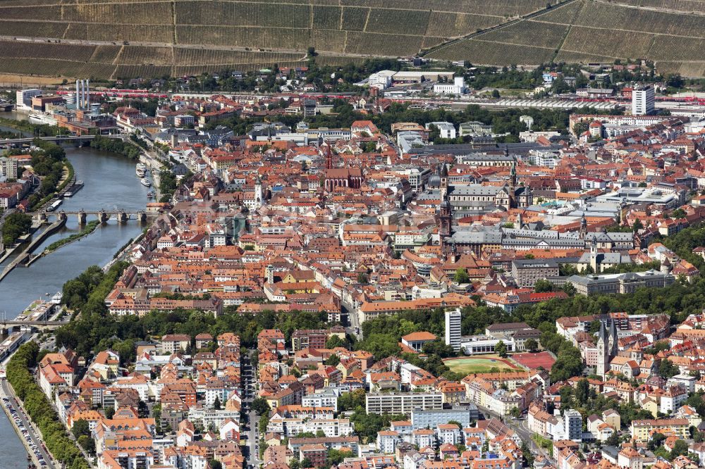 Würzburg von oben - Stadtansicht am Ufer des Flußverlaufes des Main in Würzburg im Bundesland Bayern, Deutschland