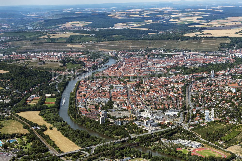 Würzburg aus der Vogelperspektive: Stadtansicht am Ufer des Flußverlaufes des Main in Würzburg im Bundesland Bayern, Deutschland