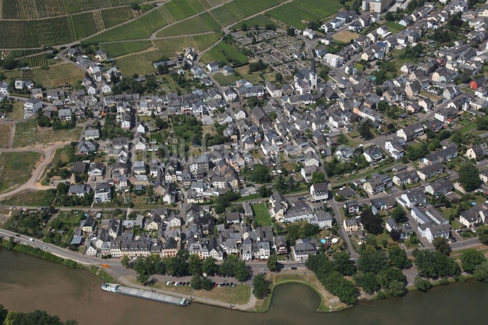 Bernkastel-Kues aus der Vogelperspektive: Stadtansicht am Ufer des Flußverlaufes der Mosel in Bernkastel-Kues im Bundesland Rheinland-Pfalz, Deutschland