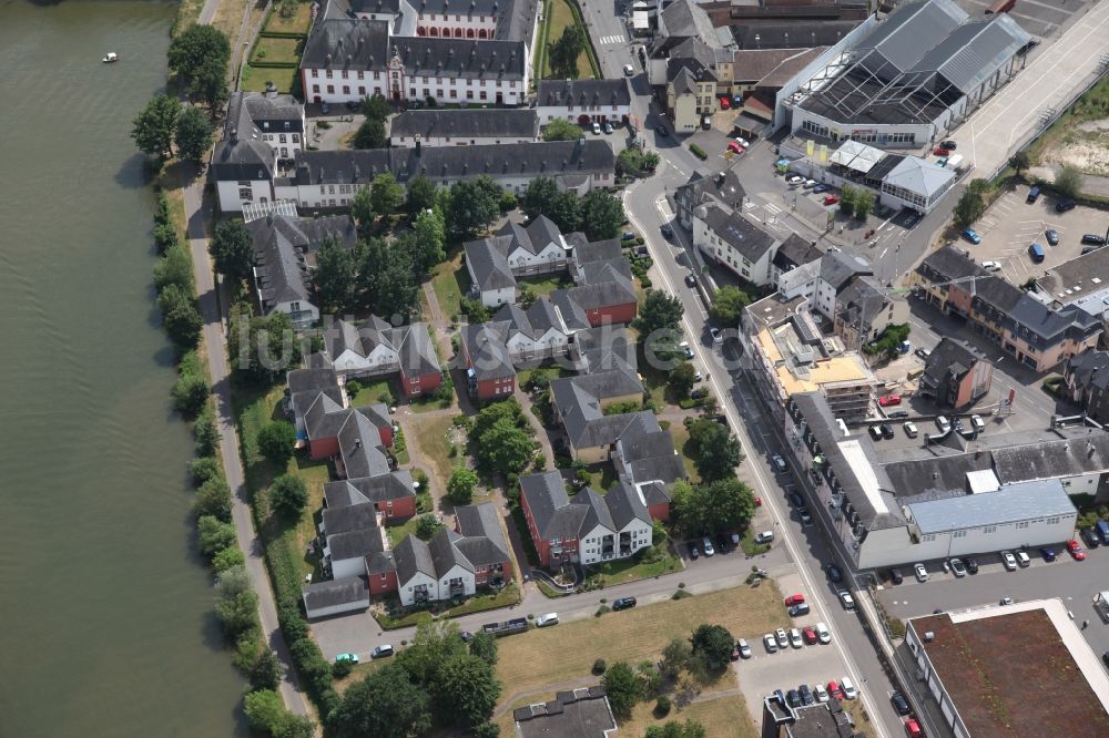 Bernkastel-Kues von oben - Stadtansicht am Ufer des Flußverlaufes der Mosel in Bernkastel-Kues im Bundesland Rheinland-Pfalz, Deutschland