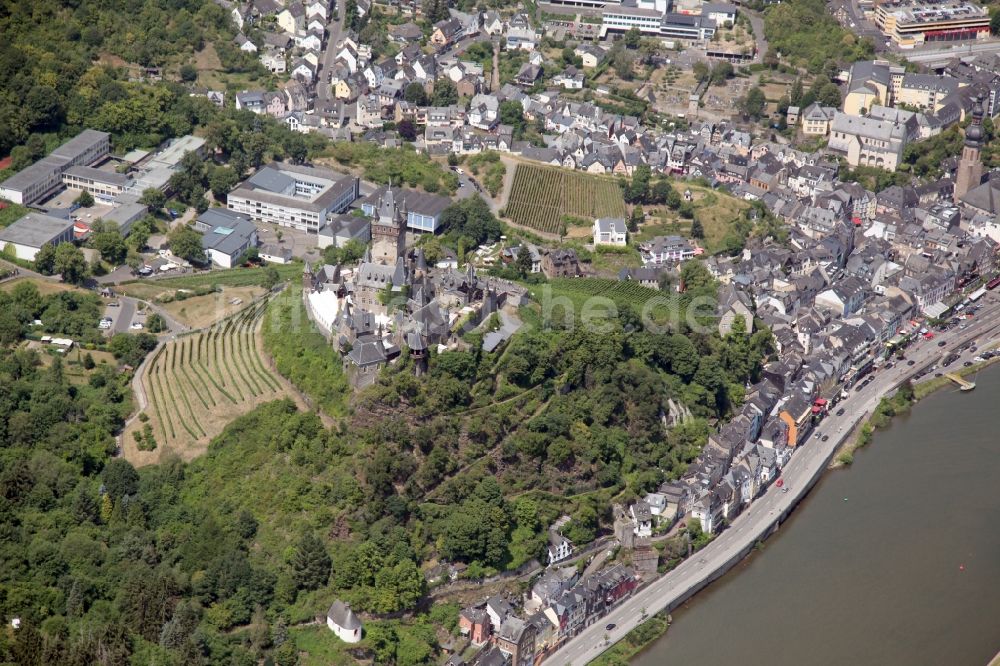 Cochem aus der Vogelperspektive: Stadtansicht am Ufer des Flußverlaufes der Mosel in Cochem im Bundesland Rheinland-Pfalz, Deutschland