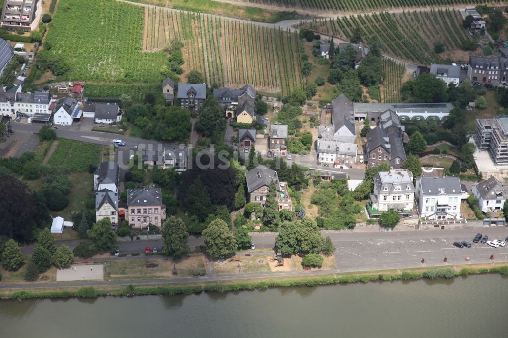 Luftaufnahme Traben-Trarbach - Stadtansicht am Ufer des Flußverlaufes der Mosel in Traben-Trarbach im Bundesland Rheinland-Pfalz, Deutschland