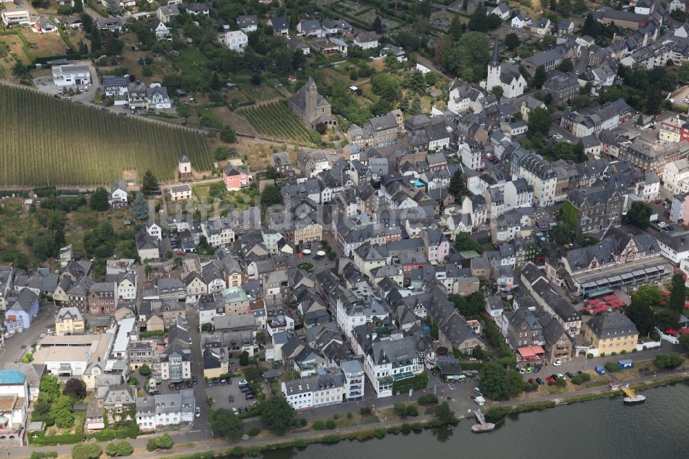 Traben-Trarbach von oben - Stadtansicht am Ufer des Flußverlaufes der Mosel in Traben-Trarbach im Bundesland Rheinland-Pfalz, Deutschland