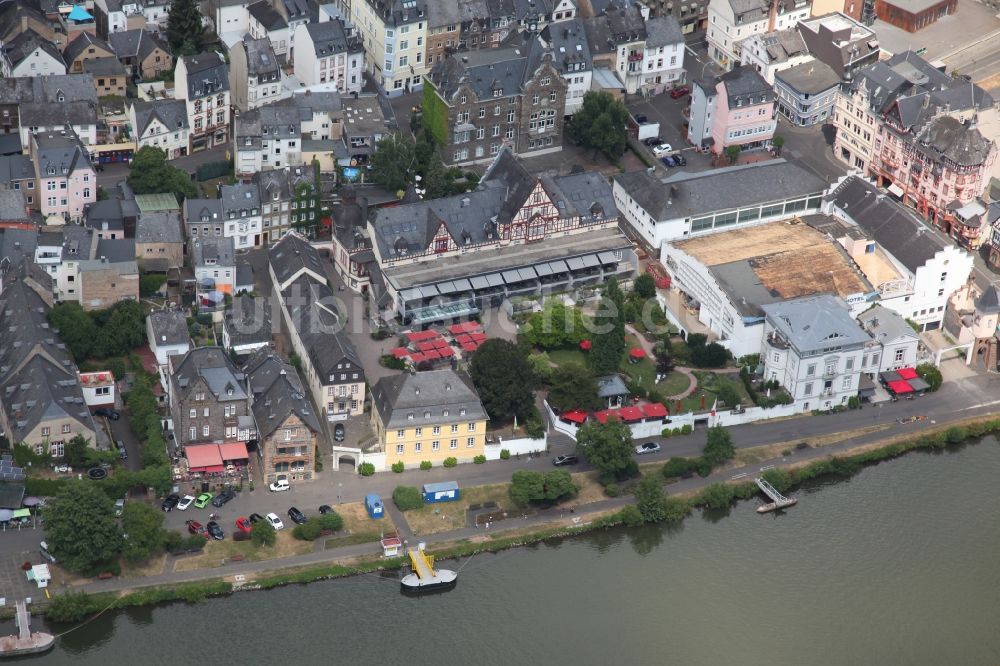 Traben-Trarbach aus der Vogelperspektive: Stadtansicht am Ufer des Flußverlaufes der Mosel in Traben-Trarbach im Bundesland Rheinland-Pfalz, Deutschland