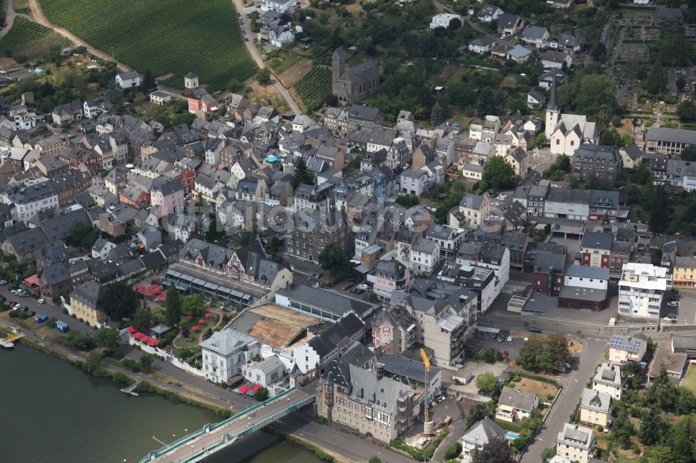 Traben-Trarbach aus der Vogelperspektive: Stadtansicht am Ufer des Flußverlaufes der Mosel in Traben-Trarbach im Bundesland Rheinland-Pfalz, Deutschland