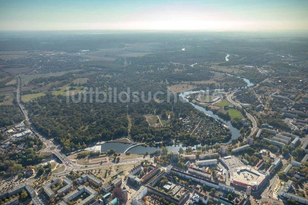 Dessau aus der Vogelperspektive: Stadtansicht am Ufer des Flußverlaufes der Mulde in Dessau im Bundesland Sachsen-Anhalt, Deutschland