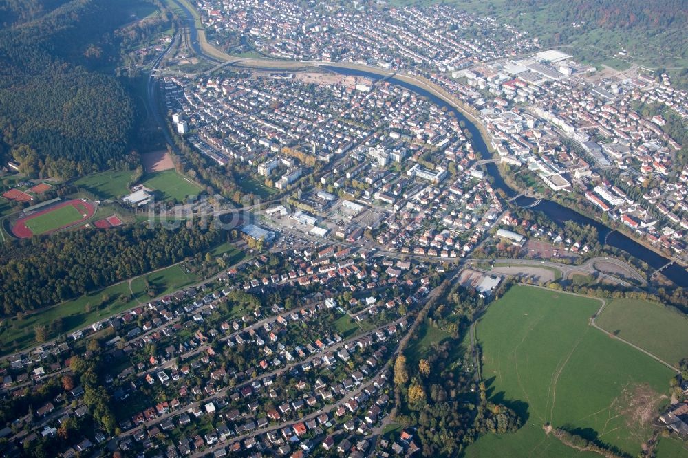 Gaggenau aus der Vogelperspektive: Stadtansicht am Ufer des Flußverlaufes der Murg in Gaggenau im Bundesland Baden-Württemberg, Deutschland