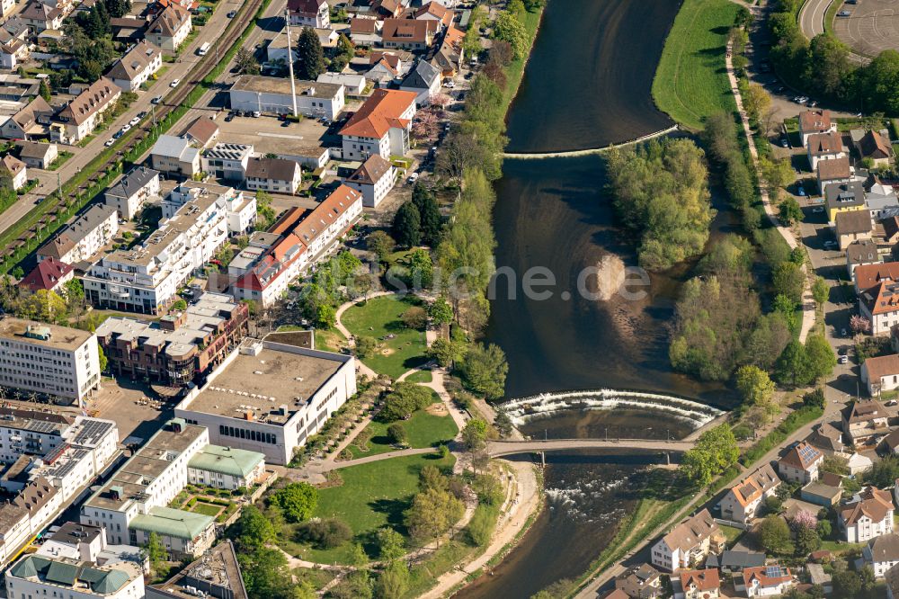 Luftbild Gaggenau - Stadtansicht am Ufer des Flußverlaufes der Murg in Gaggenau im Bundesland Baden-Württemberg, Deutschland