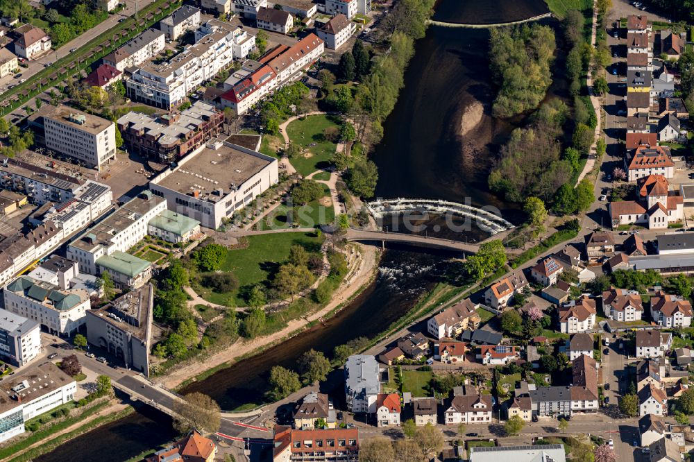 Luftaufnahme Gaggenau - Stadtansicht am Ufer des Flußverlaufes der Murg in Gaggenau im Bundesland Baden-Württemberg, Deutschland