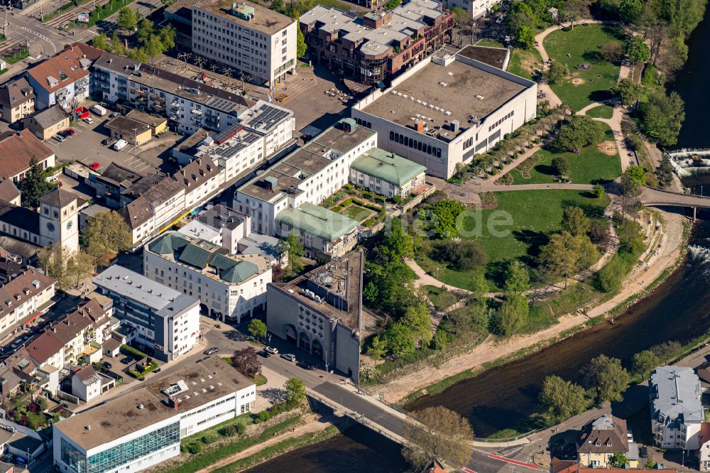 Gaggenau von oben - Stadtansicht am Ufer des Flußverlaufes der Murg in Gaggenau im Bundesland Baden-Württemberg, Deutschland