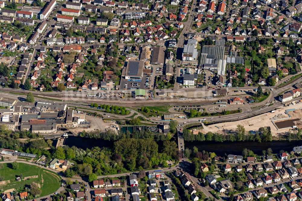 Luftaufnahme Gernsbach - Stadtansicht am Ufer des Flußverlaufes Murg in Gernsbach im Bundesland Baden-Württemberg, Deutschland