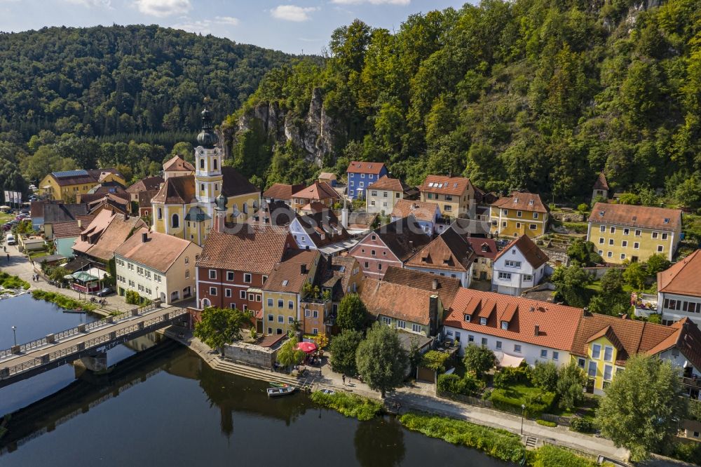 Kallmünz von oben - Stadtansicht am Ufer des Flußverlaufes der Naab in Kallmünz im Bundesland Bayern, Deutschland