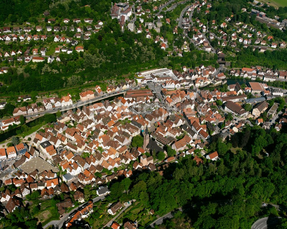 Calw aus der Vogelperspektive: Stadtansicht am Ufer des Flußverlaufes der Nagold in Calw im Bundesland Baden-Württemberg, Deutschland