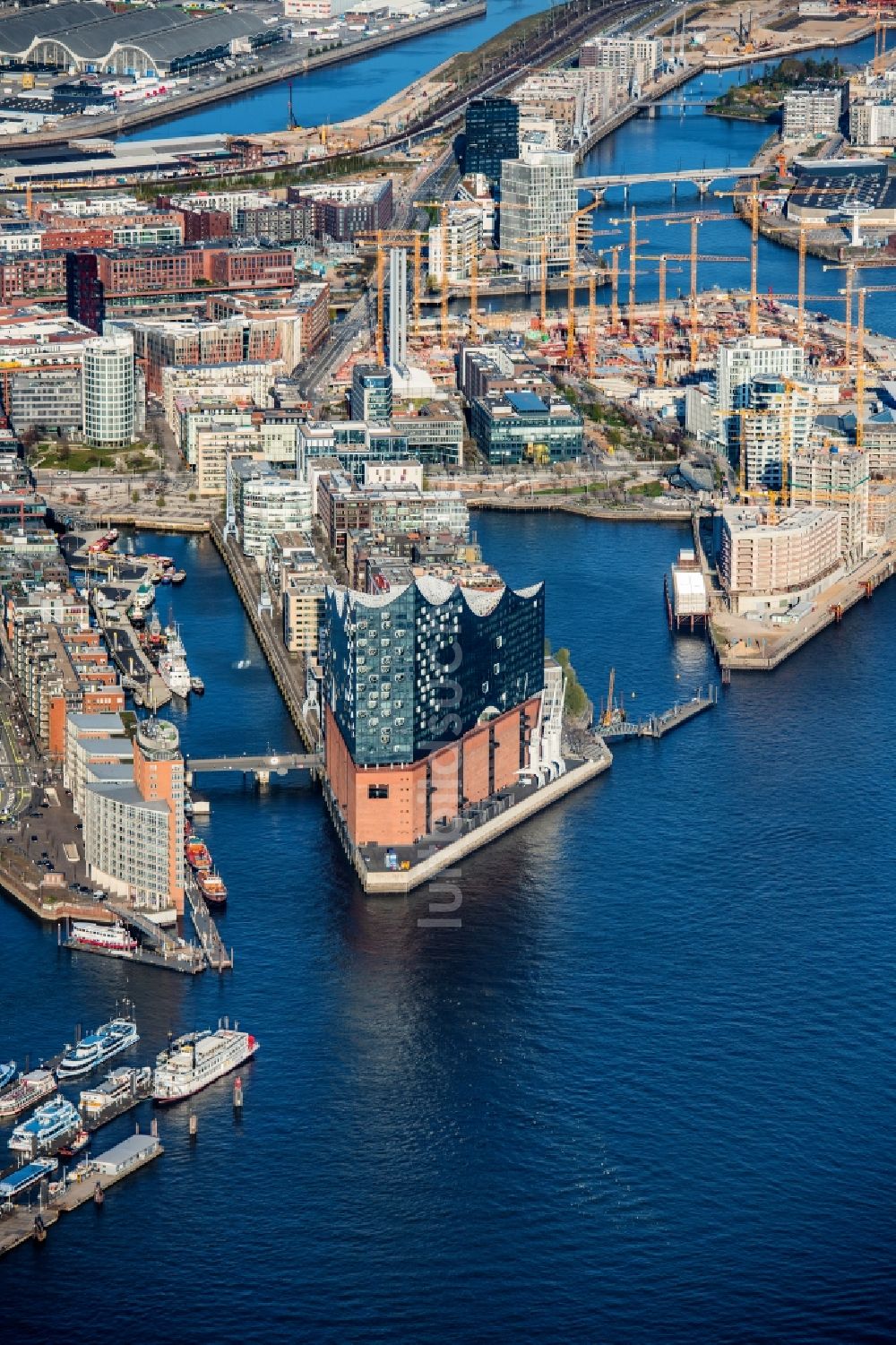 Hamburg aus der Vogelperspektive: Stadtansicht am Ufer des Flußverlaufes der Norderelbe im Ortsteil HafenCity mit der Elbphilharmonie in Hamburg, Deutschland