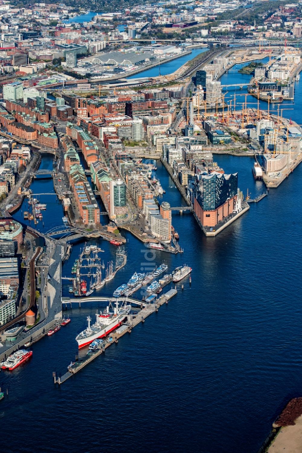 Luftbild Hamburg - Stadtansicht am Ufer des Flußverlaufes der Norderelbe im Ortsteil HafenCity mit der Elbphilharmonie in Hamburg, Deutschland