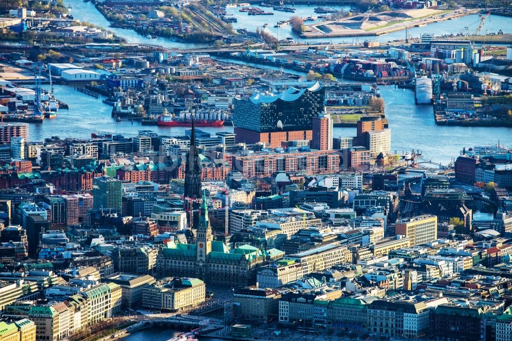 Hamburg von oben - Stadtansicht am Ufer des Flußverlaufes der Norderelbe im Ortsteil HafenCity mit der Elbphilharmonie in Hamburg, Deutschland