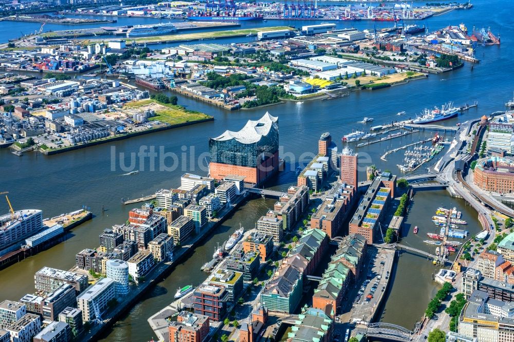 Hamburg von oben - Stadtansicht am Ufer des Flußverlaufes der Norderelbe im Ortsteil HafenCity mit der Elbphilharmonie in Hamburg, Deutschland