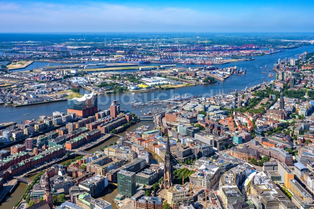 Hamburg aus der Vogelperspektive: Stadtansicht am Ufer des Flußverlaufes der Norderelbe im Ortsteil HafenCity mit der Elbphilharmonie in Hamburg, Deutschland