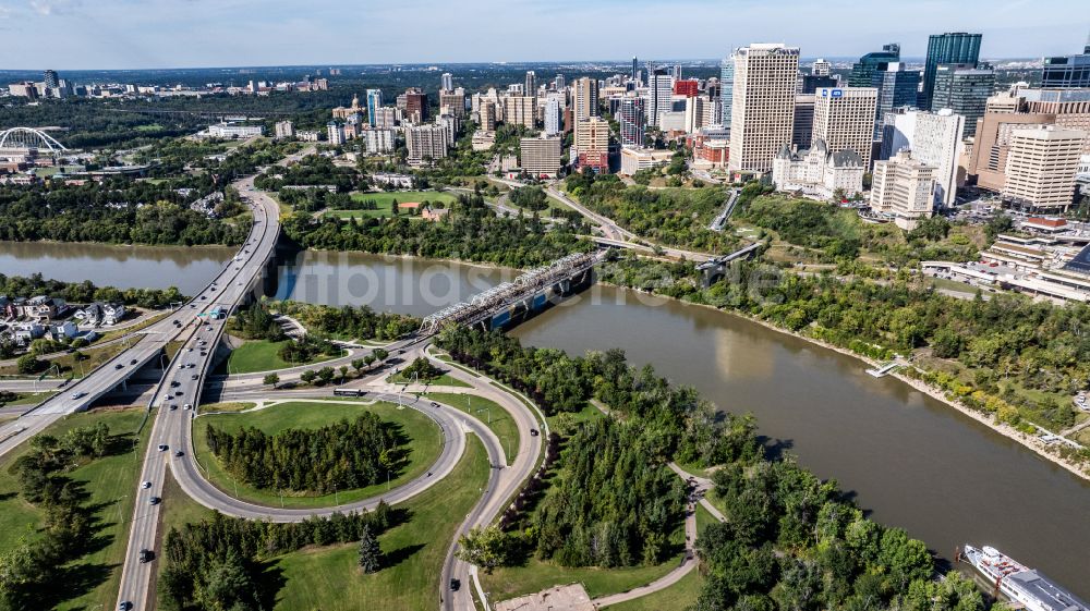 Edmonton aus der Vogelperspektive: Stadtansicht am Ufer des Flußverlaufes North Saskatchewan River in Edmonton in Alberta, Kanada