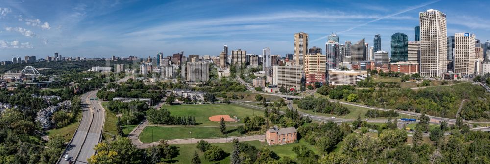 Luftbild Edmonton - Stadtansicht am Ufer des Flußverlaufes North Saskatchewan River in Edmonton in Alberta, Kanada