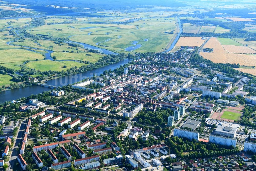 Luftaufnahme Schwedt/Oder - Stadtansicht am Ufer des Flußverlaufes der Oder in Schwedt/Oder im Bundesland Brandenburg, Deutschland