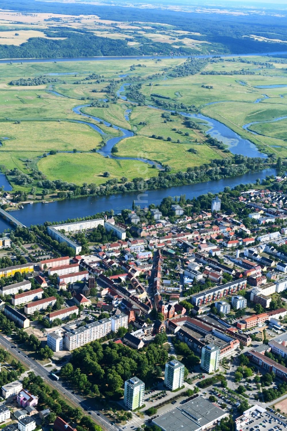 Luftbild Schwedt/Oder - Stadtansicht am Ufer des Flußverlaufes der Oder in Schwedt/Oder im Bundesland Brandenburg, Deutschland