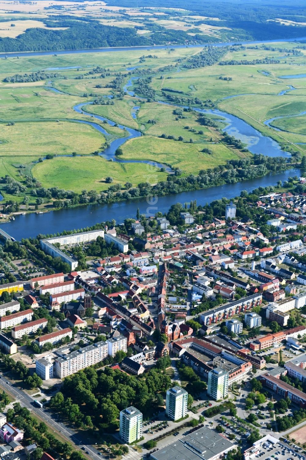 Luftaufnahme Schwedt/Oder - Stadtansicht am Ufer des Flußverlaufes der Oder in Schwedt/Oder im Bundesland Brandenburg, Deutschland