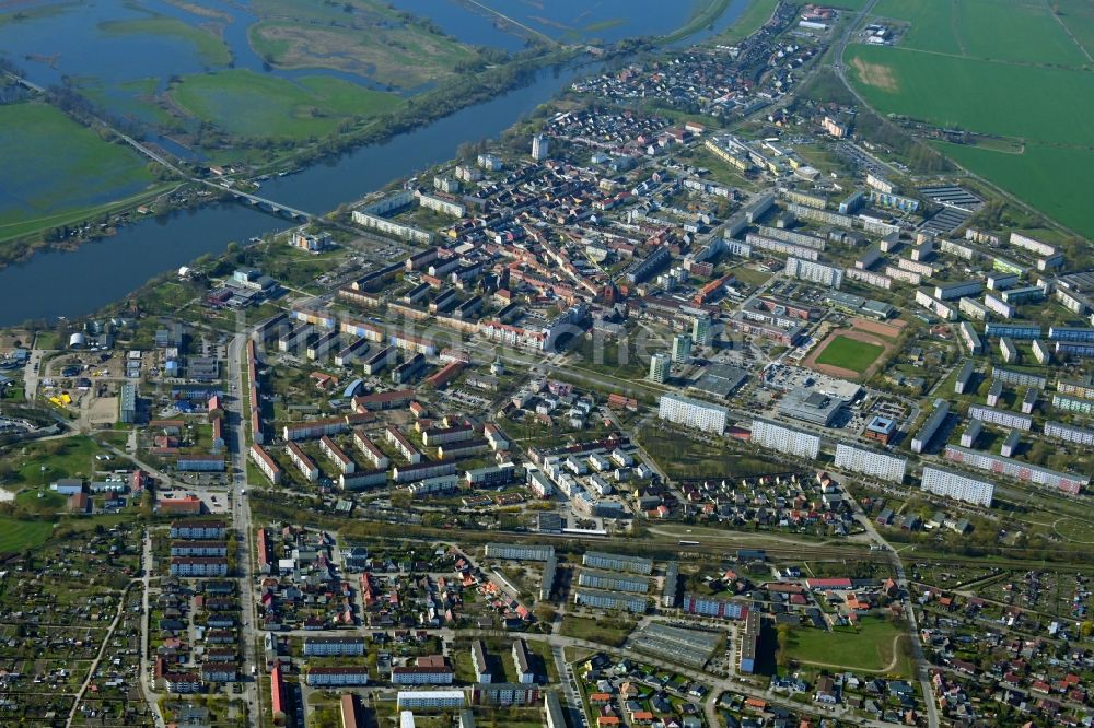 Schwedt/Oder von oben - Stadtansicht am Ufer des Flussverlaufes der Oder in Schwedt/Oder im Bundesland Brandenburg, Deutschland