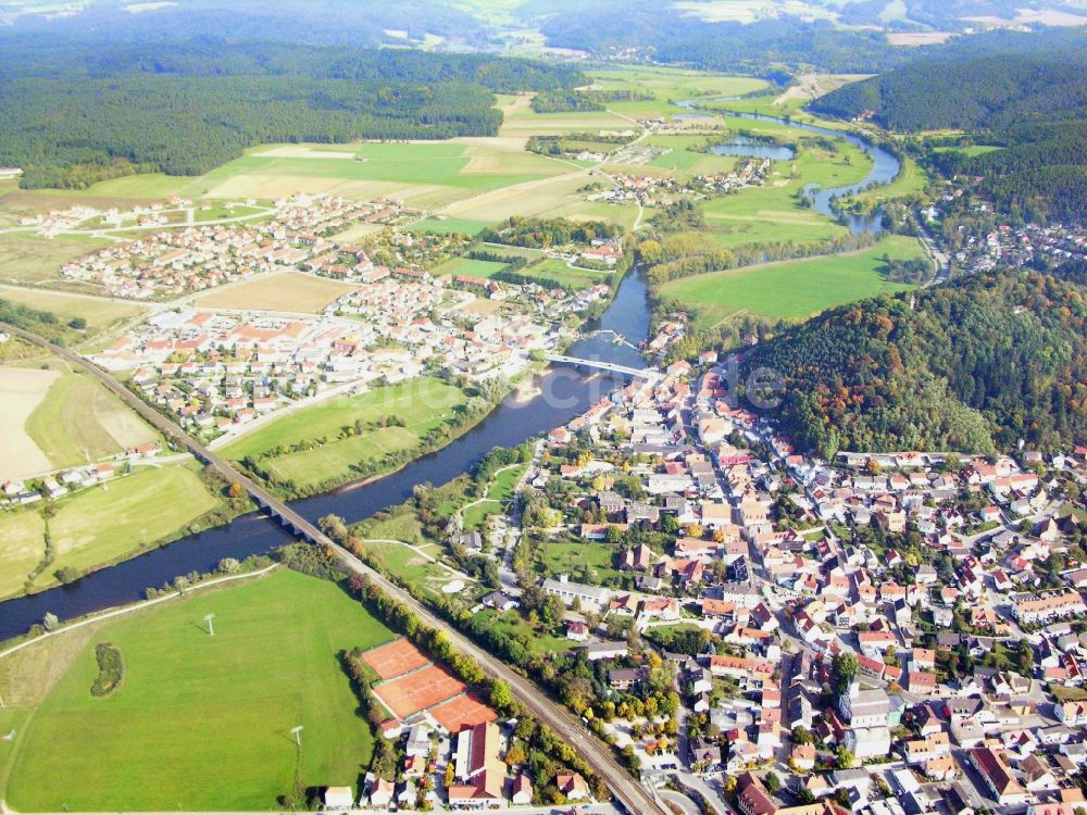 Regenstauf von oben - Stadtansicht am Ufer des Flußverlaufes der Regen in Regenstauf im Bundesland Bayern, Deutschland