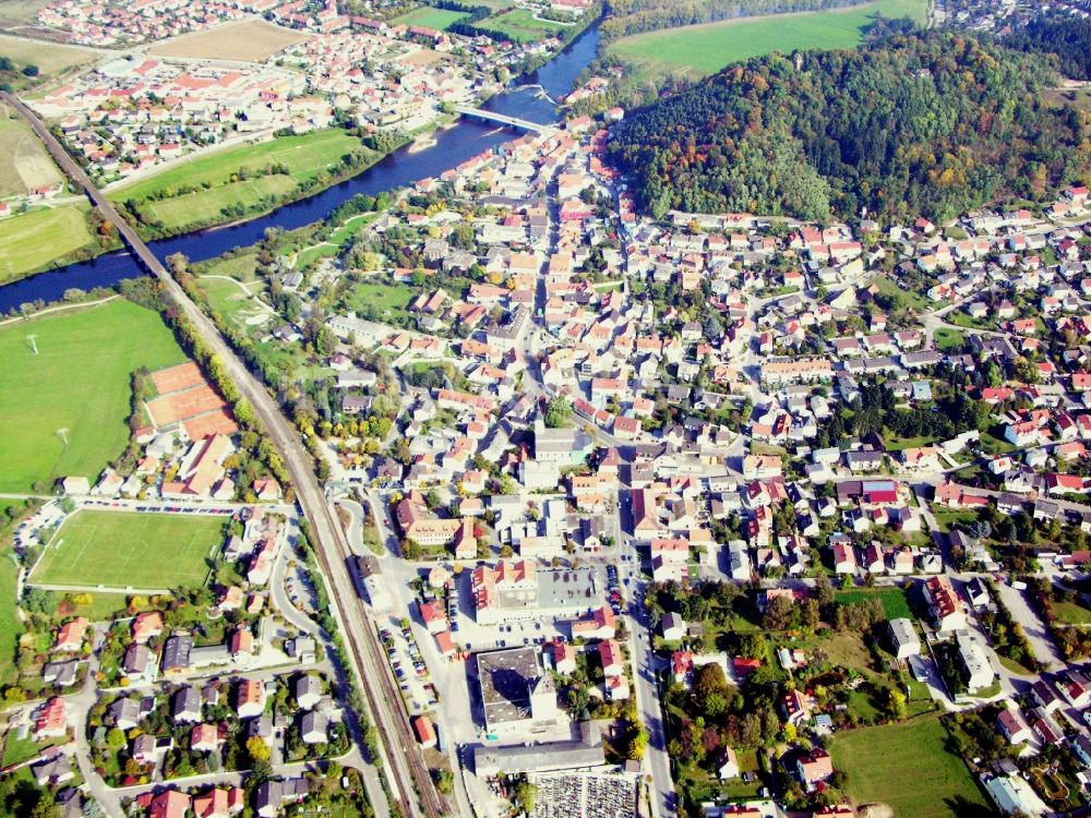 Regenstauf aus der Vogelperspektive: Stadtansicht am Ufer des Flußverlaufes der Regen in Regenstauf im Bundesland Bayern, Deutschland