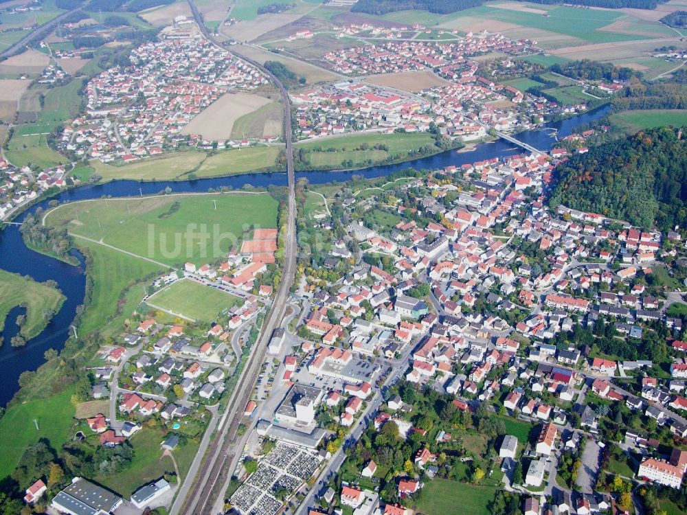 Luftaufnahme Regenstauf - Stadtansicht am Ufer des Flußverlaufes der Regen in Regenstauf im Bundesland Bayern, Deutschland