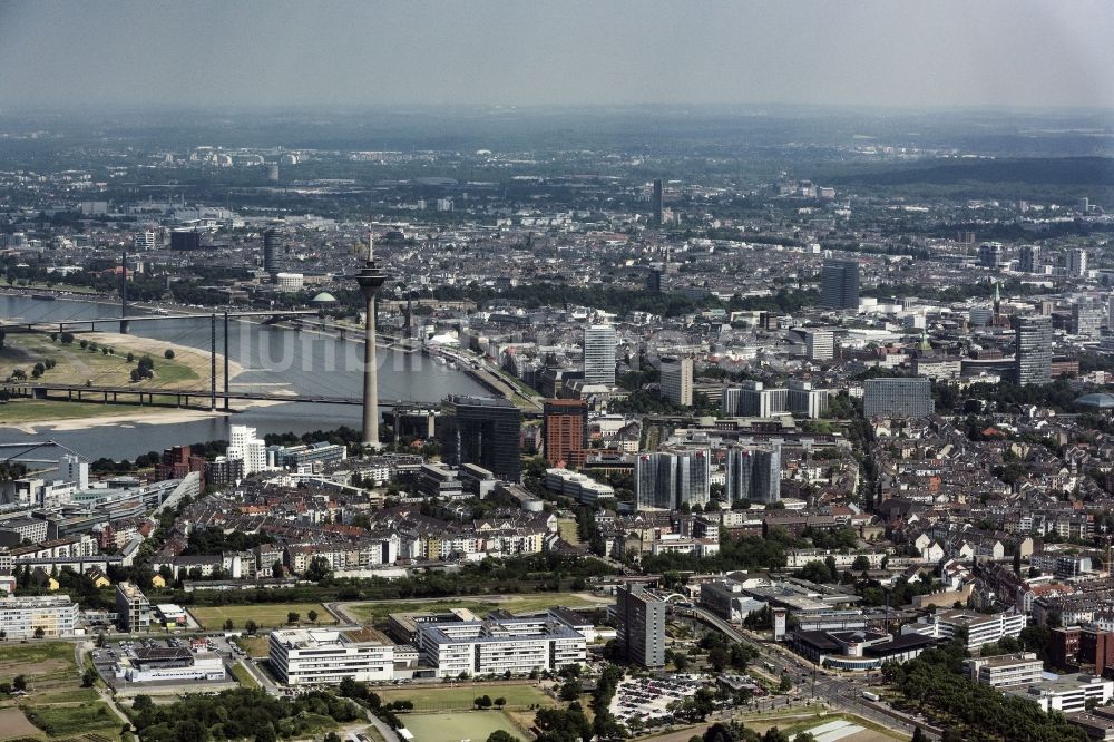 Luftbild Düsseldorf - Stadtansicht am Ufer des Flußverlaufes des Rein in Düsseldorf im Bundesland Nordrhein-Westfalen - NRW, Deutschland