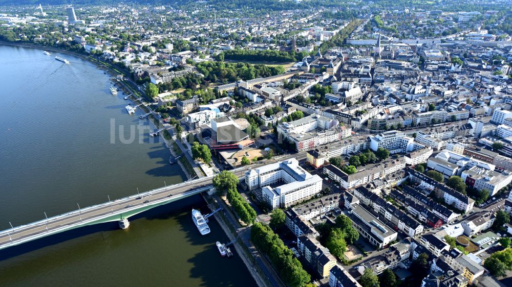 Bonn von oben - Stadtansicht am Ufer des Flußverlaufes des Rhein in Bonn im Bundesland Nordrhein-Westfalen, Deutschland