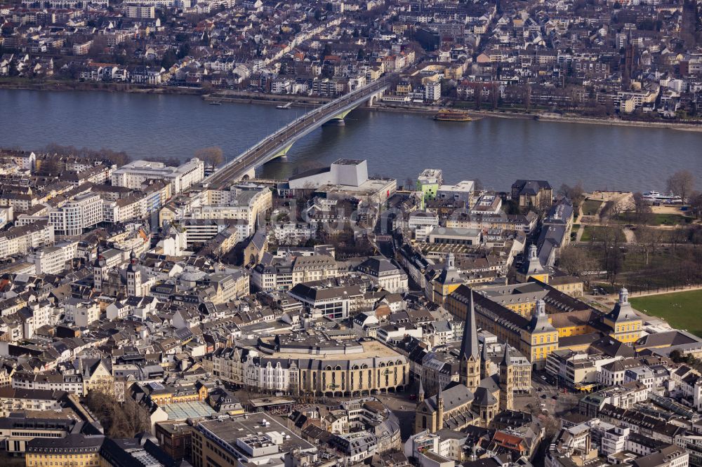 Bonn aus der Vogelperspektive: Stadtansicht am Ufer des Flußverlaufes des Rhein in Bonn im Bundesland Nordrhein-Westfalen, Deutschland