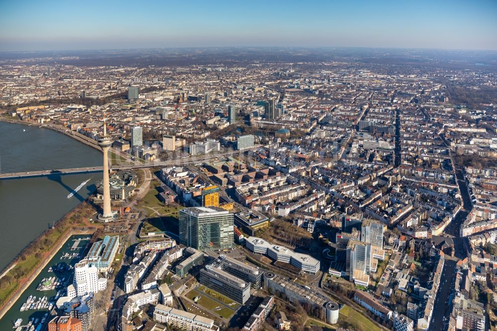 Düsseldorf aus der Vogelperspektive: Stadtansicht am Ufer des Flußverlaufes des Rhein in Düsseldorf im Bundesland Nordrhein-Westfalen, Deutschland